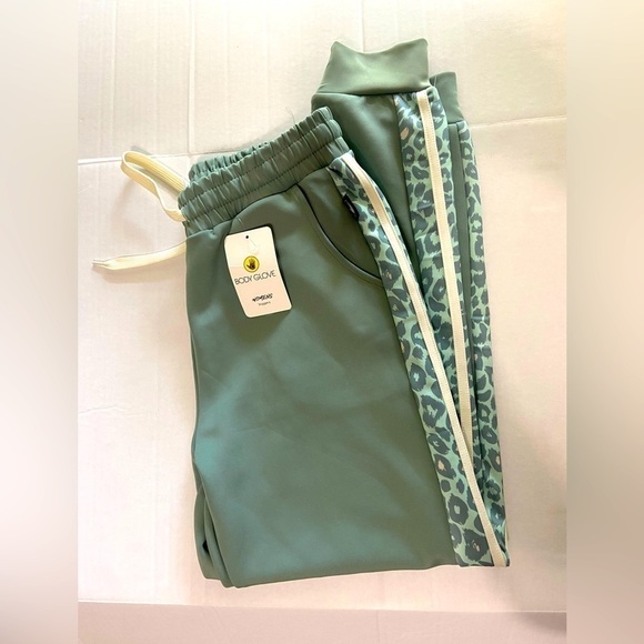 Body Glove women's joggers size large sage green with animal print detail NWT - Picture 1 of 7